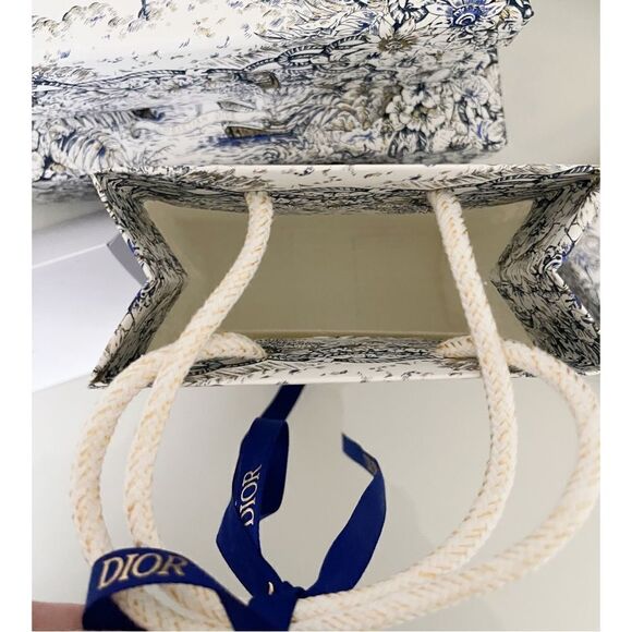 Dior Holiday Gift Paper Bag - Picture 4 of 8